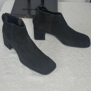 Kenneth Cole Low Heel Ankle Suede Boots size 11